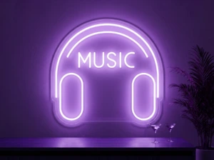 Neonskylt «Musik» i lila LED-neon, monterad på vägg