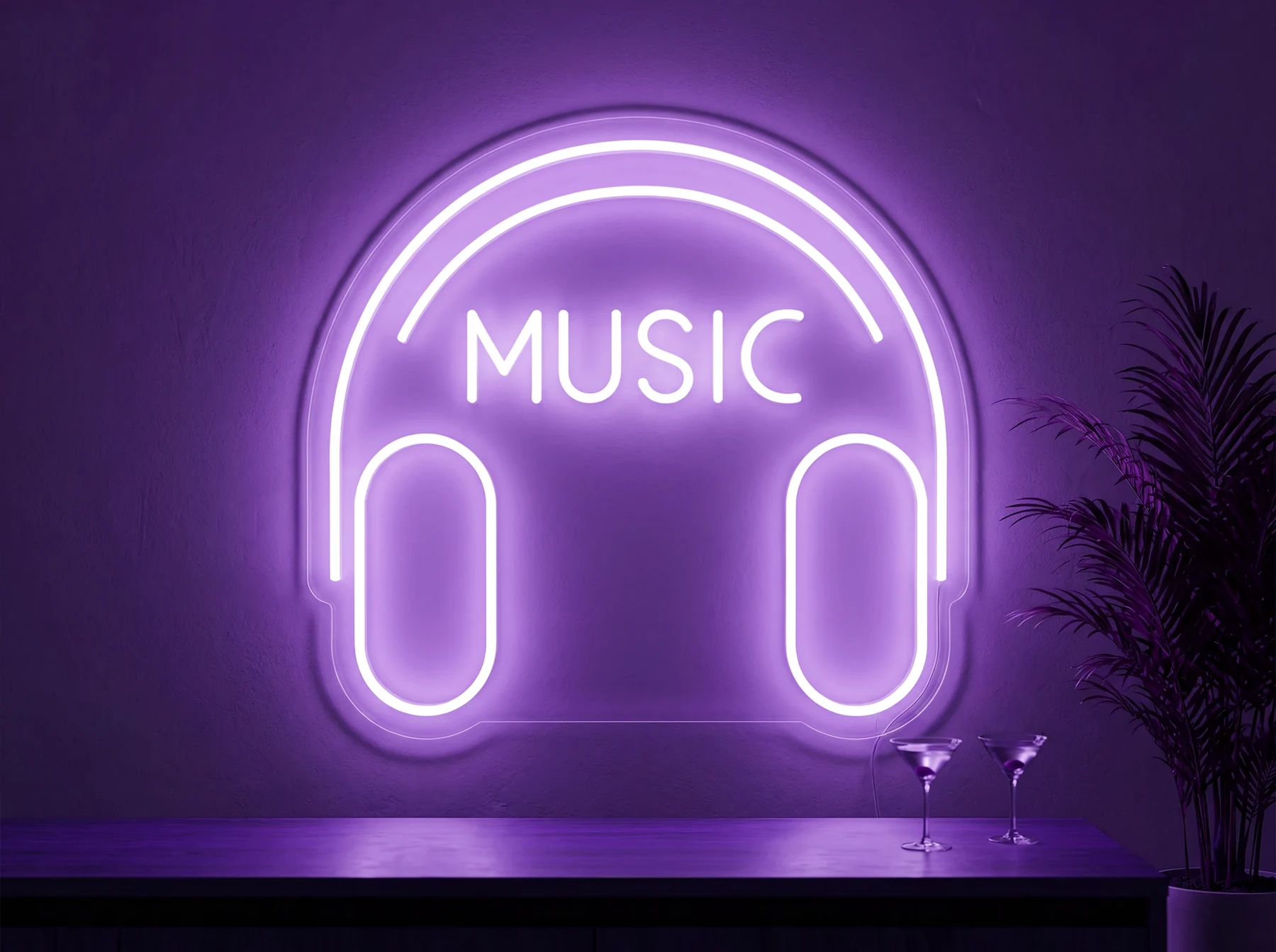 Neonskylt «Musik» i lila LED-neon, monterad på vägg
