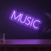 Neonskylt «Musik, smal» i lila LED-neon, monterad på vägg