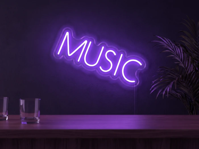 Neonskylt «Musik, smal» i lila LED-neon, monterad på vägg