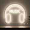 Neonskylt «Musik» i varmvit LED-neon, monterad på vägg