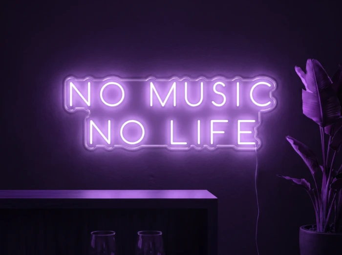 Neonskylt «No Music No Life» i lila LED-neon, monterad på vägg