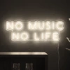 Neonskylt «No Music No Life» i varmvit LED-neon, monterad på vägg