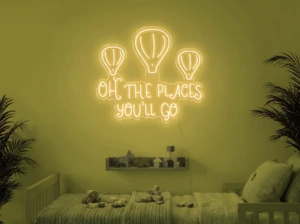 Neonskylt «Oh The Places You’ll Go» i gul LED-neon, monterad på vägg