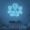 Neonskylt «Oh The Places You’ll Go» i isblå LED-neon, monterad på vägg