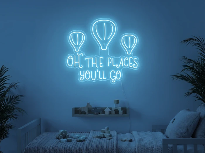 Neonskylt «Oh The Places You’ll Go» i isblå LED-neon, monterad på vägg