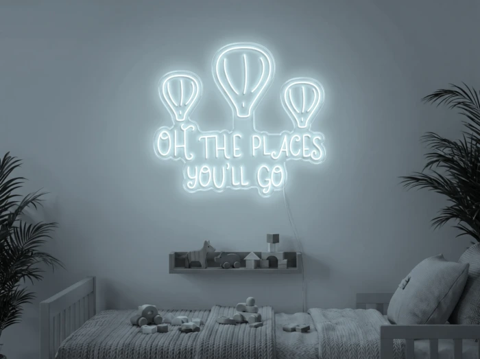 Neonskylt «Oh The Places You’ll Go» i iskall vit LED-neon, monterad på vägg