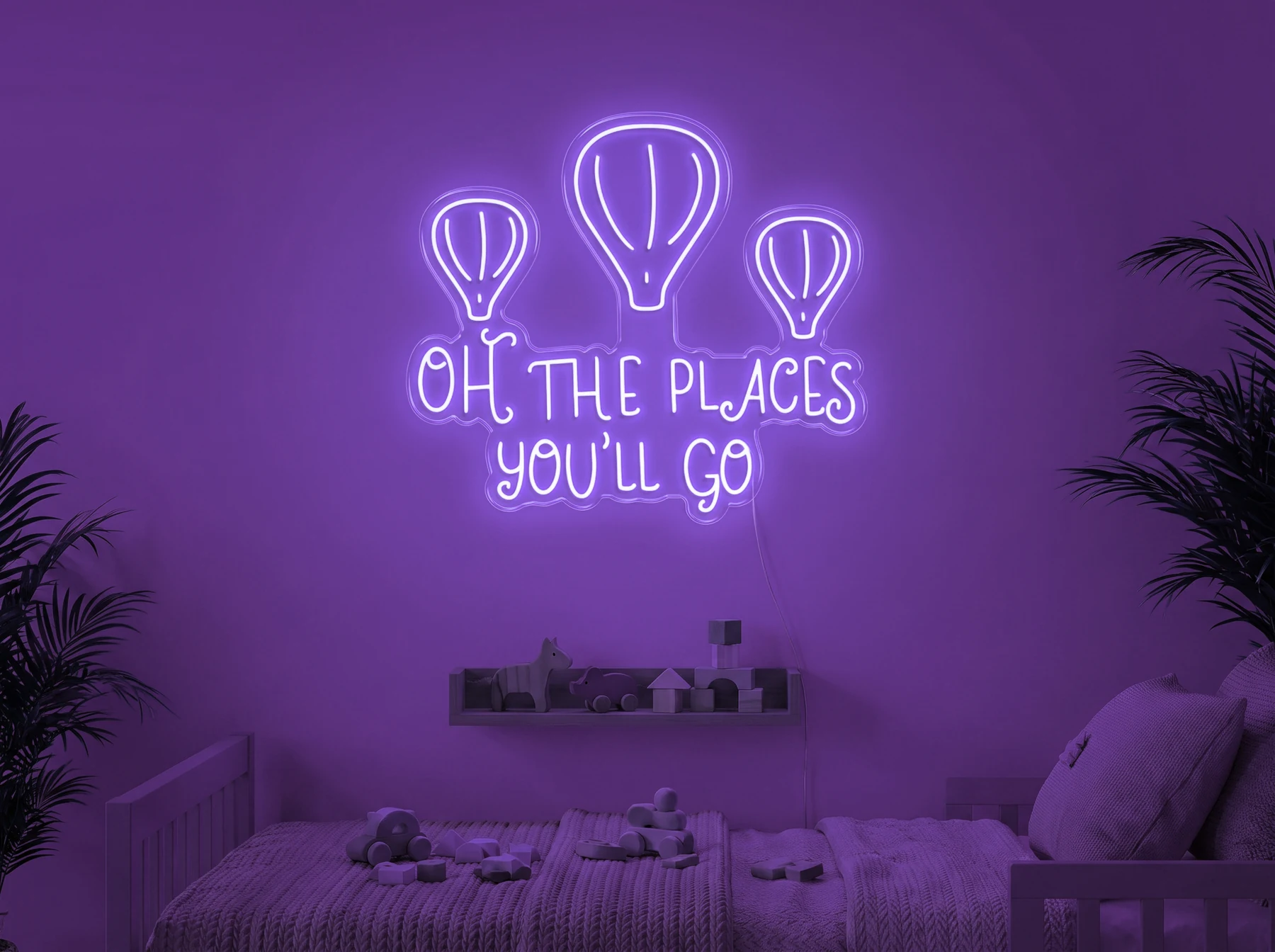 Neonskylt «Oh The Places You’ll Go» i lila LED-neon, monterad på vägg