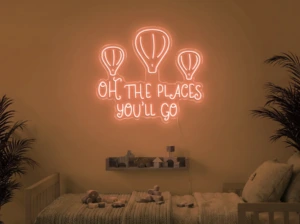 Neonskylt «Oh The Places You’ll Go» i orange LED-neon, monterad på vägg