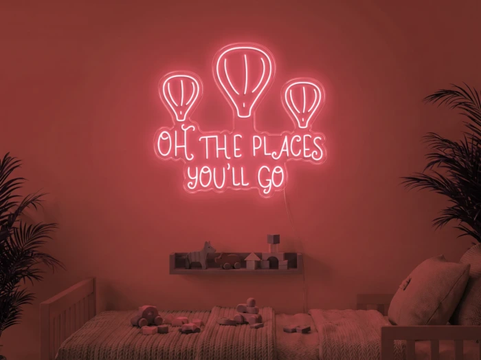 Neonskylt «Oh The Places You’ll Go» i röd LED-neon, monterad på vägg