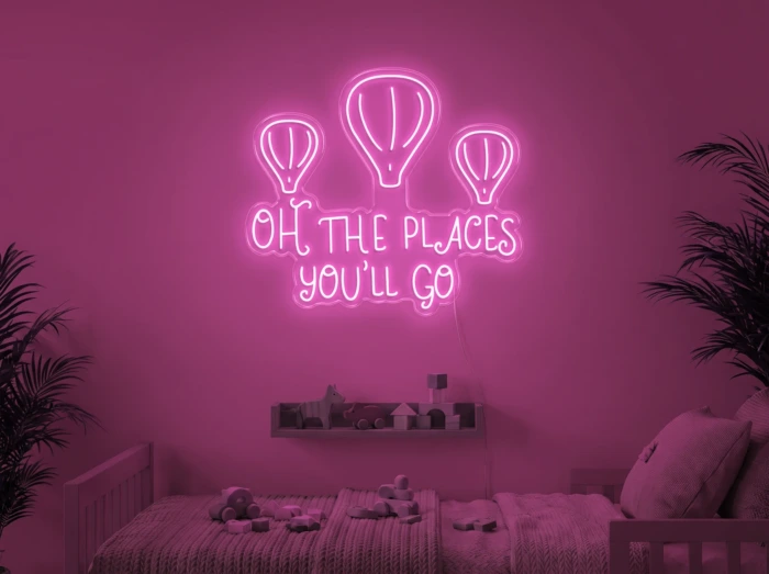 Neonskylt «Oh The Places You’ll Go» i rosa LED-neon, monterad på vägg