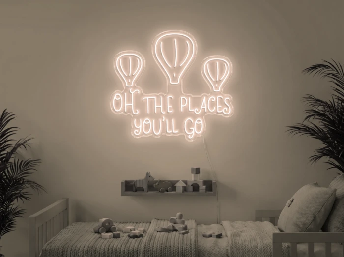 Neonskylt «Oh The Places You’ll Go» i varmvit LED-neon, monterad på vägg