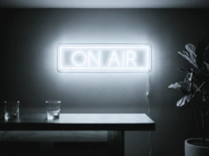 Neonskylt «On Air» i iskall vit LED-neon, monterad på vägg