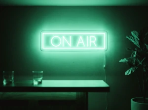 Neonskylt «On Air» i mintgrön LED-neon, monterad på vägg