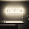 Neonskylt «On Air» i varmvit LED-neon, monterad på vägg