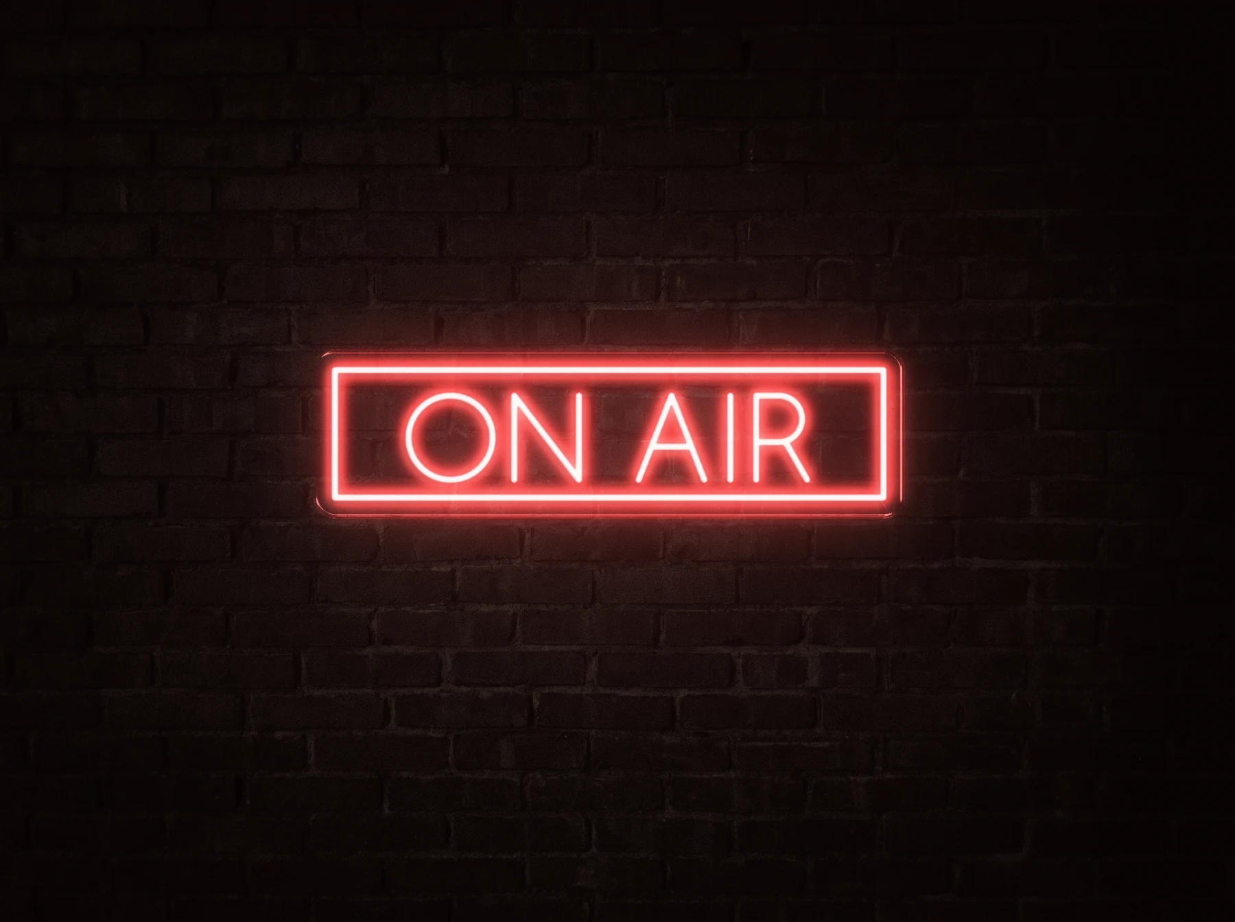 Neonskylt «On Air» — texten ON AIR i en ram, i LED-neon på vägg