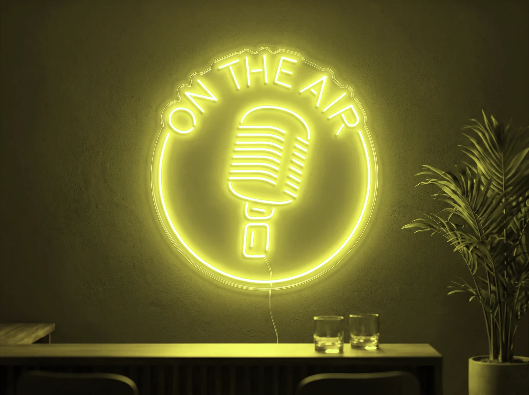 Neonskylt «On The Air» i gul LED-neon, monterad på vägg