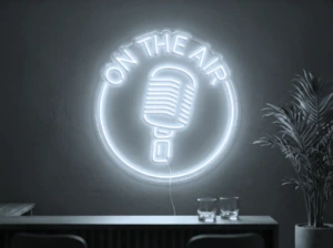 Neonskylt «On The Air» i iskall vit LED-neon, monterad på vägg