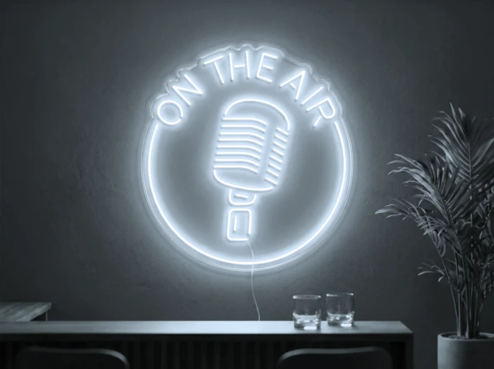 Neonskylt «On The Air» i iskall vit LED-neon, monterad på vägg