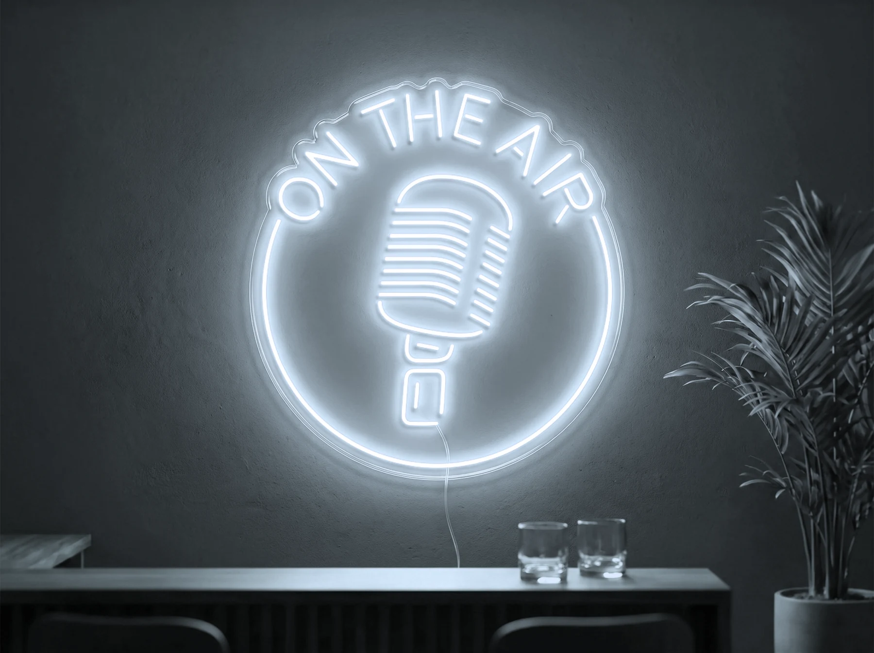 Neonskylt «On The Air» i iskall vit LED-neon, monterad på vägg