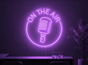 Neonskylt «On The Air» i lila LED-neon, monterad på vägg