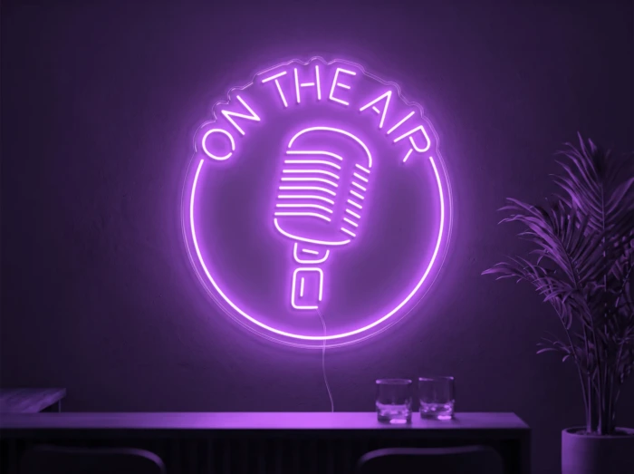 Neonskylt «On The Air» i lila LED-neon, monterad på vägg