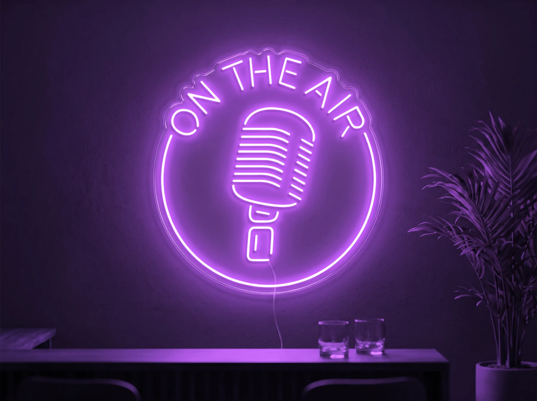 Neonskylt «On The Air» i lila LED-neon, monterad på vägg