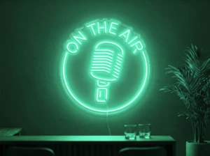 Neonskylt «On The Air» i mintgrön LED-neon, monterad på vägg