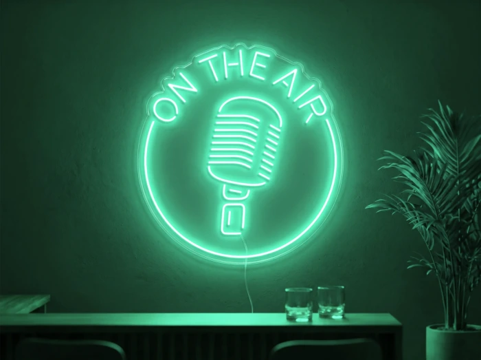 Neonskylt «On The Air» i mintgrön LED-neon, monterad på vägg