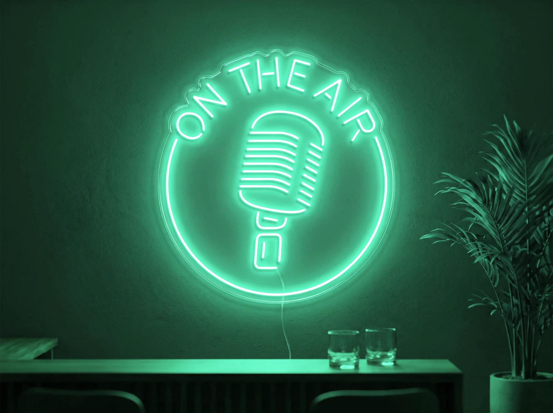 Neonskylt «On The Air» i mintgrön LED-neon, monterad på vägg