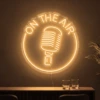 Neonskylt «On The Air» i orange LED-neon, monterad på vägg