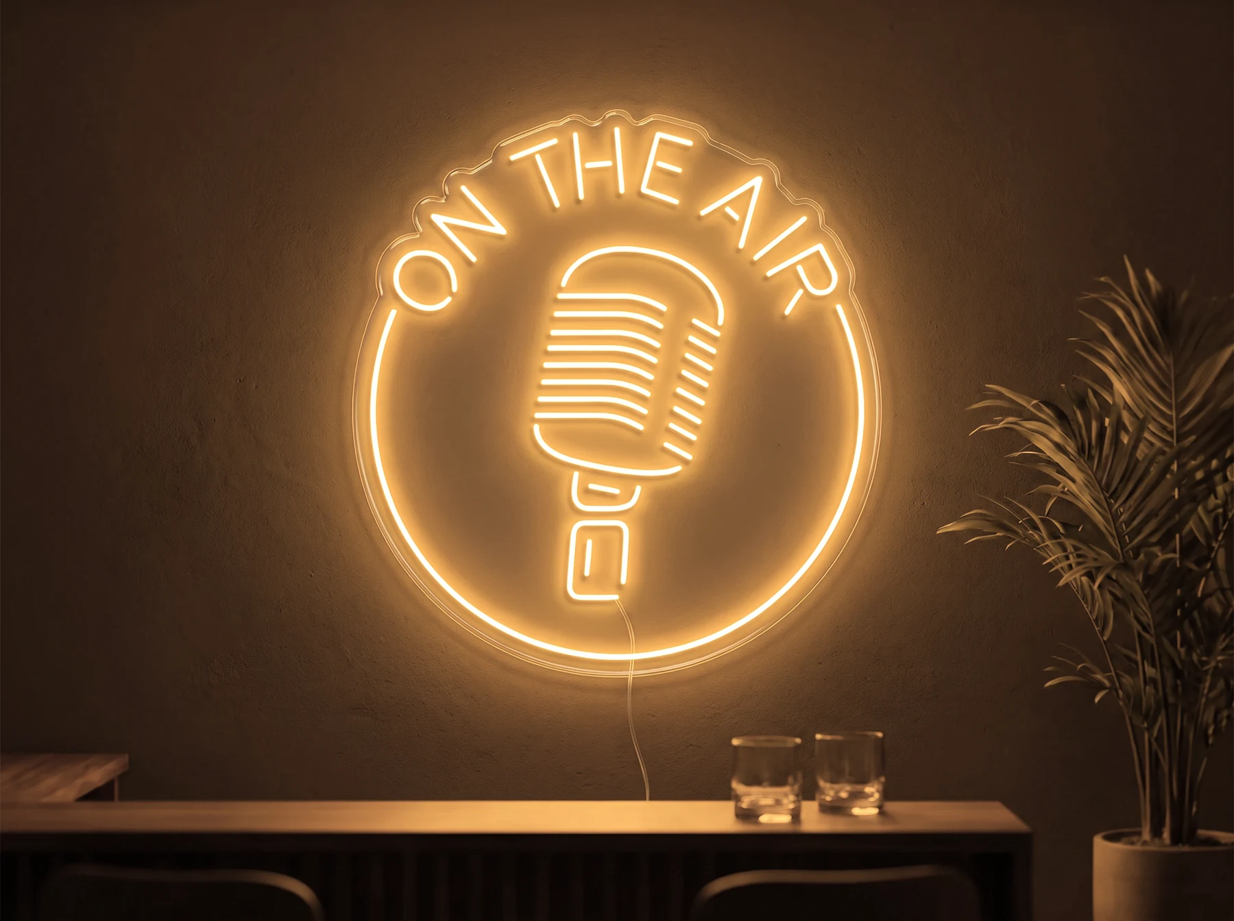 Neonskylt «On The Air» i orange LED-neon, monterad på vägg