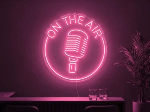 Neonskylt «On The Air» i rosa LED-neon, monterad på vägg