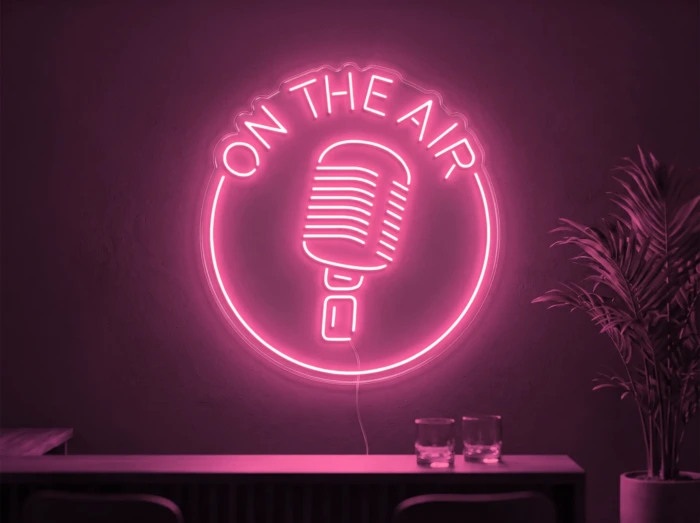 Neonskylt «On The Air» i rosa LED-neon, monterad på vägg