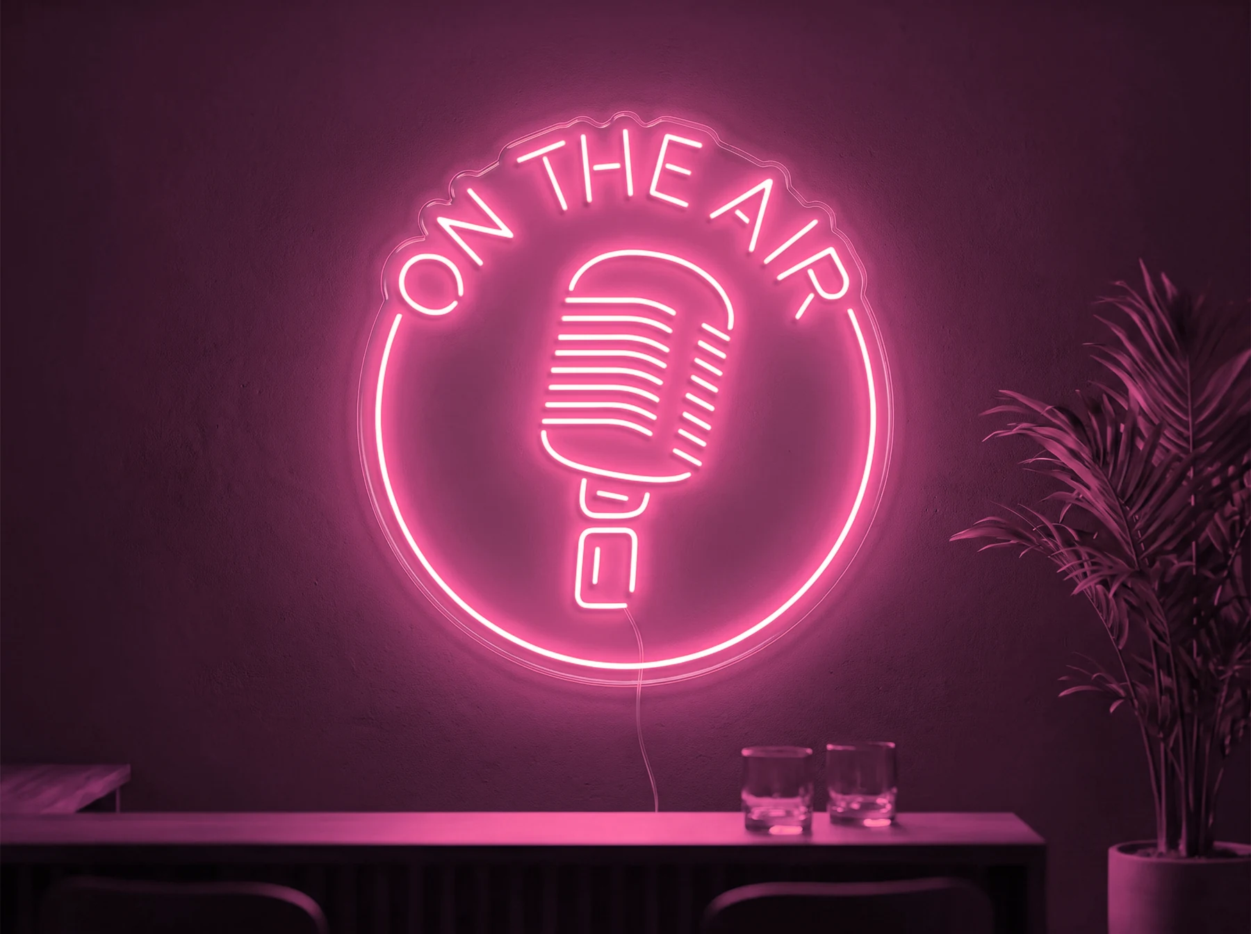 Neonskylt «On The Air» i rosa LED-neon, monterad på vägg