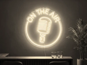 Neonskylt «On The Air» i varmvit LED-neon, monterad på vägg