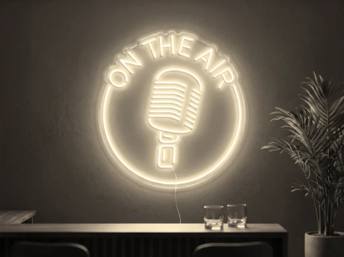 Neonskylt «On The Air» i varmvit LED-neon, monterad på vägg