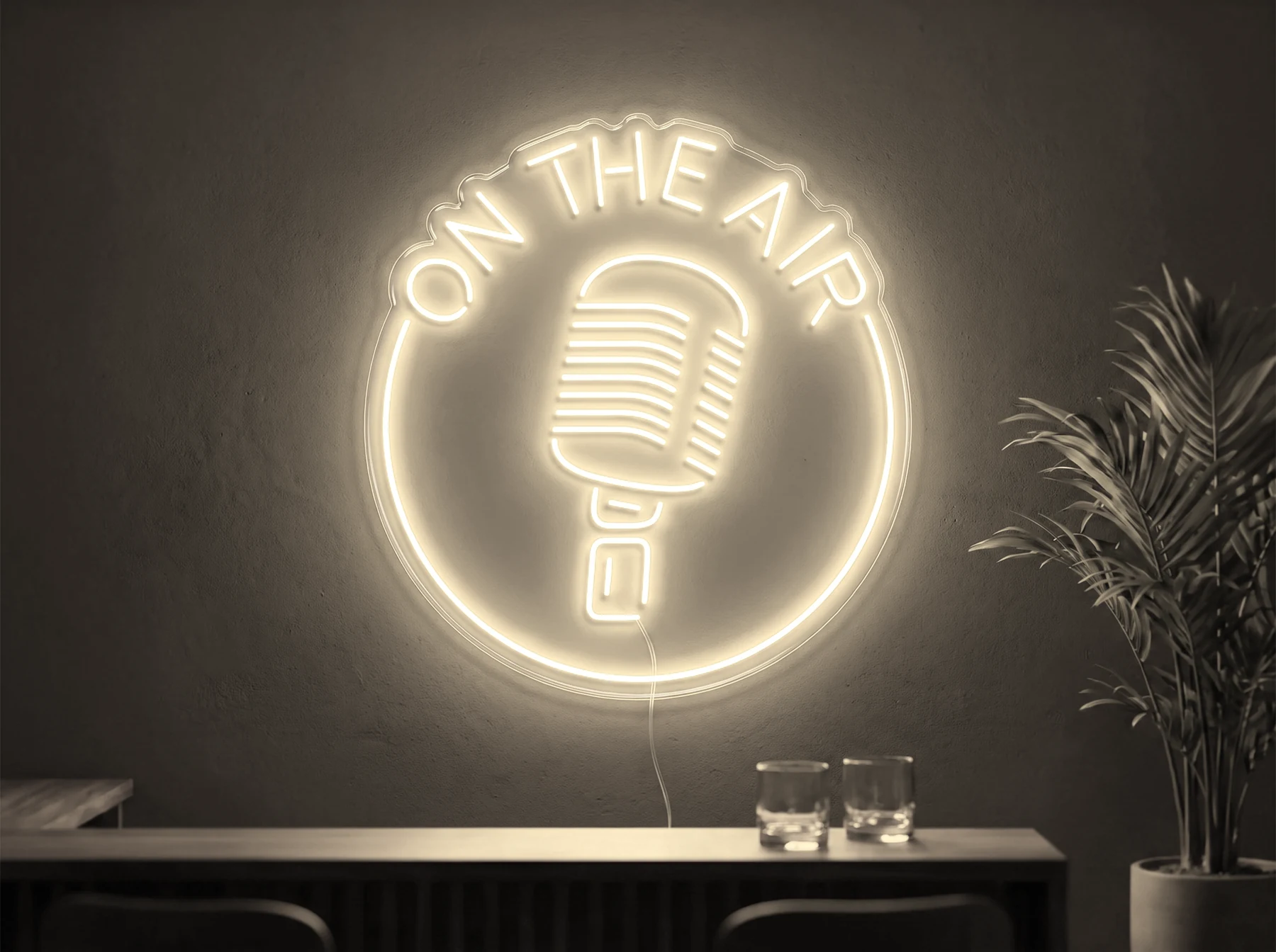 Neonskylt «On The Air» i varmvit LED-neon, monterad på vägg