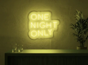 Neonskylt «One Night Only» i gul LED-neon, monterad på vägg