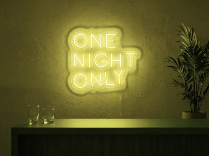 Neonskylt «One Night Only» i gul LED-neon, monterad på vägg