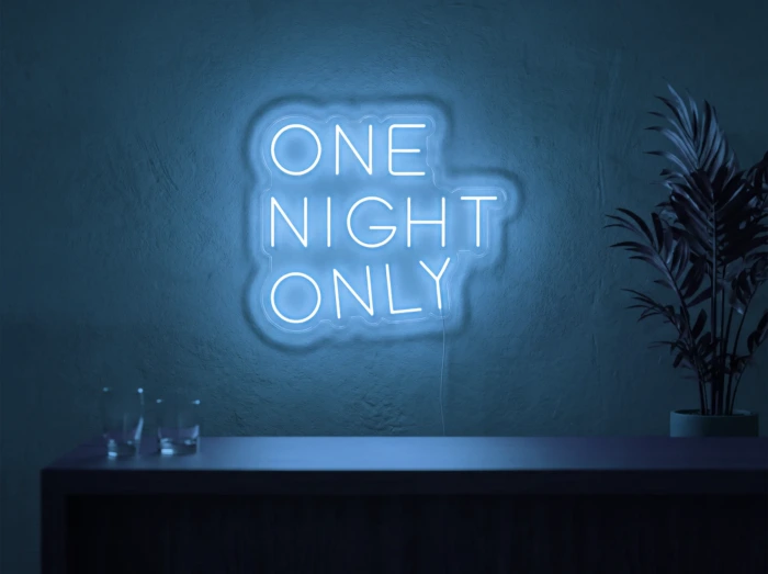 Neonskylt «One Night Only» i isblå LED-neon, monterad på vägg