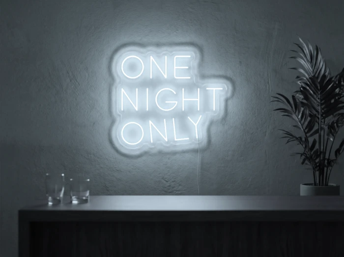 Neonskylt «One Night Only» i iskall vit LED-neon, monterad på vägg