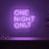 Neonskylt «One Night Only» i lila LED-neon, monterad på vägg