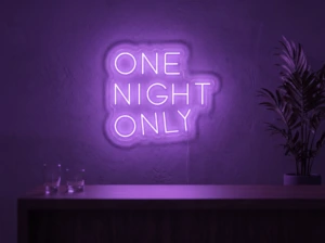 Neonskylt «One Night Only» i lila LED-neon, monterad på vägg
