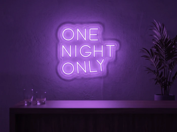 Neonskylt «One Night Only» i lila LED-neon, monterad på vägg