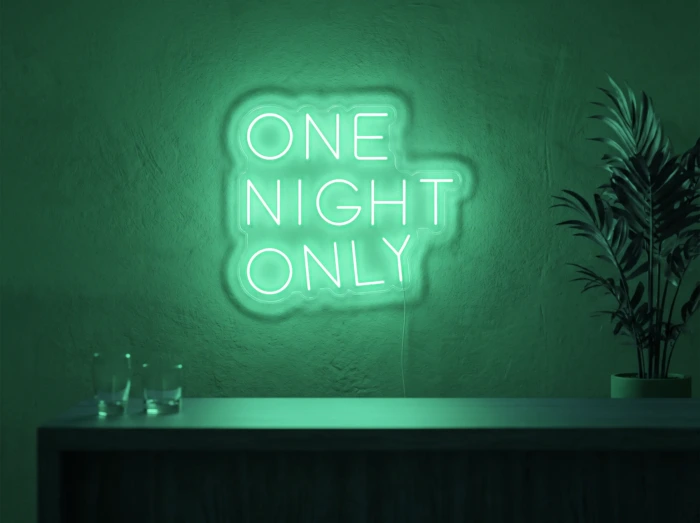 Neonskylt «One Night Only» i mintgrön LED-neon, monterad på vägg