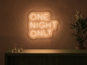 Neonskylt «One Night Only» i orange LED-neon, monterad på vägg