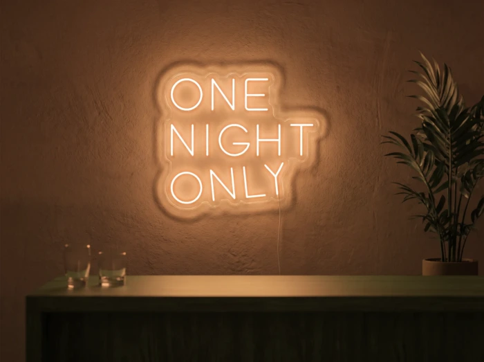 Neonskylt «One Night Only» i orange LED-neon, monterad på vägg
