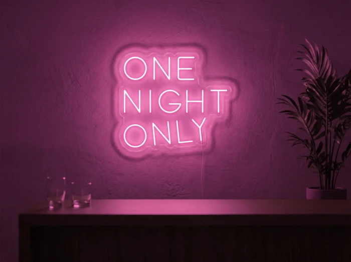 Neonskylt «One Night Only» i rosa LED-neon, monterad på vägg