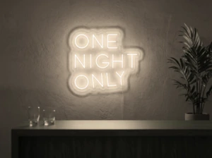 Neonskylt «One Night Only» i varmvit LED-neon, monterad på vägg